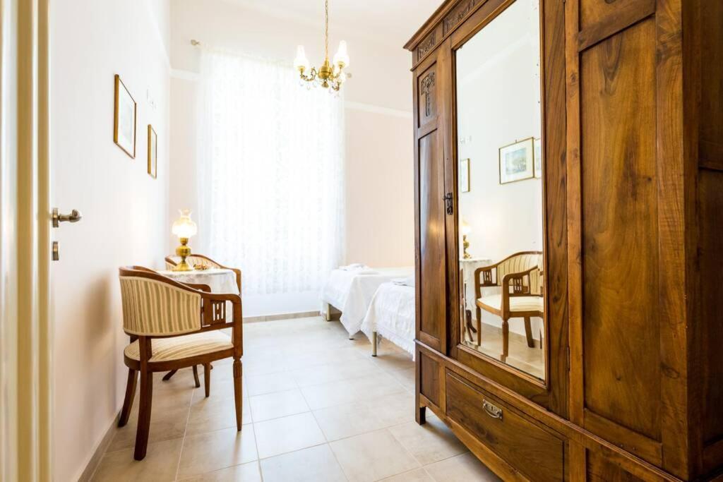 Neoclassical Flat With 2 Bedrooms In Pireu Exterior foto