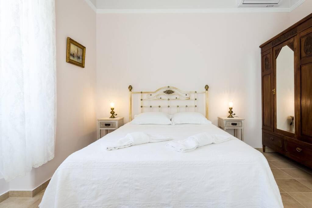 Neoclassical Flat With 2 Bedrooms In Pireu Exterior foto