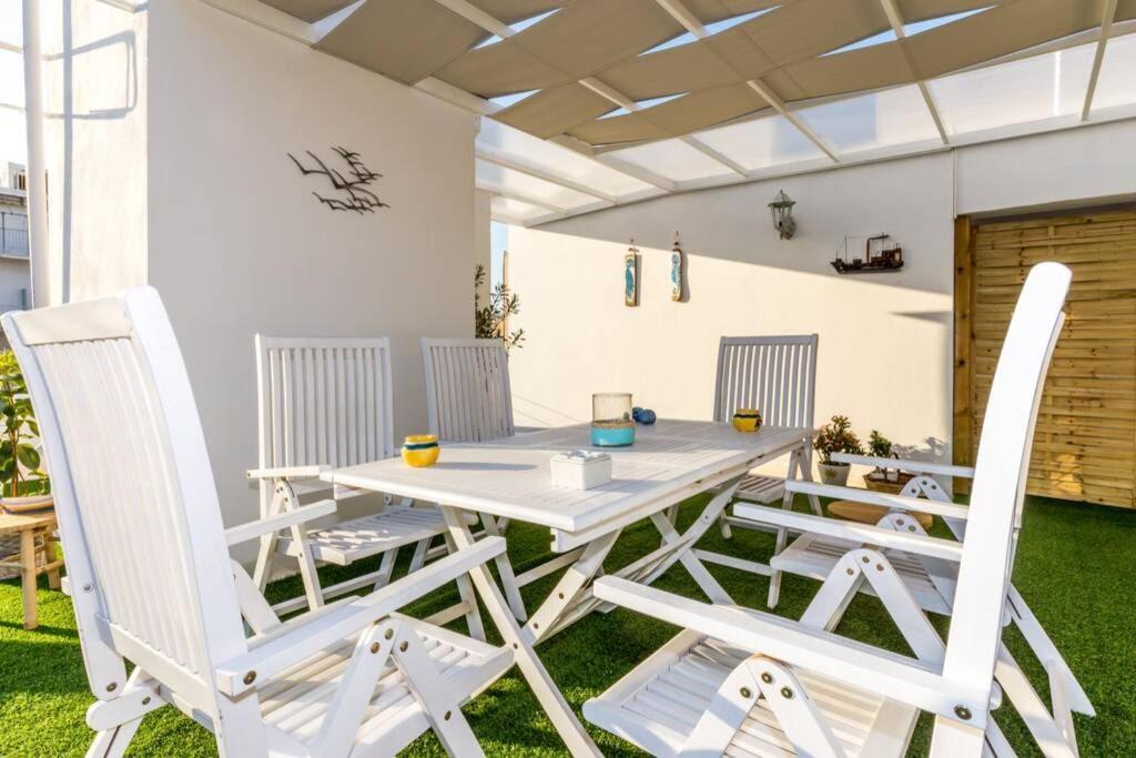 Neoclassical Flat With 2 Bedrooms In Pireu Exterior foto