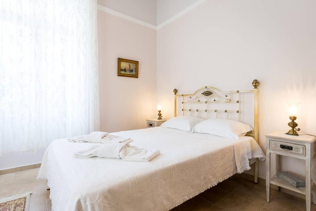 Neoclassical Flat With 2 Bedrooms In Pireu Exterior foto