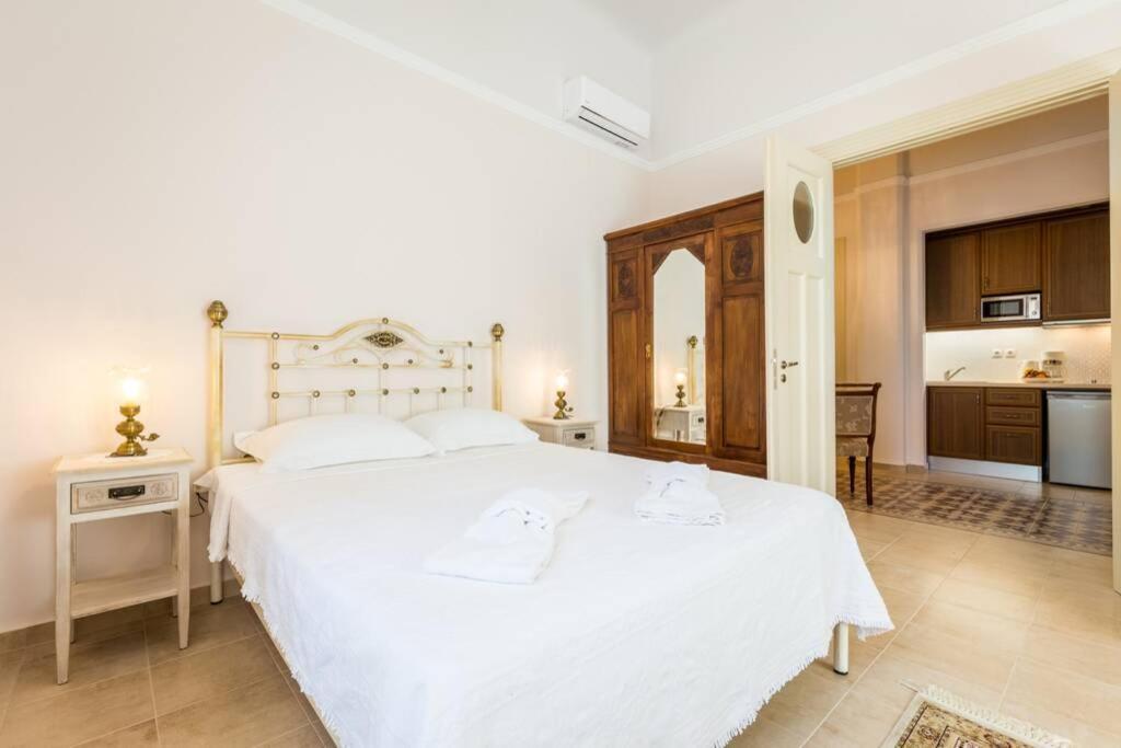 Neoclassical Flat With 2 Bedrooms In Pireu Exterior foto