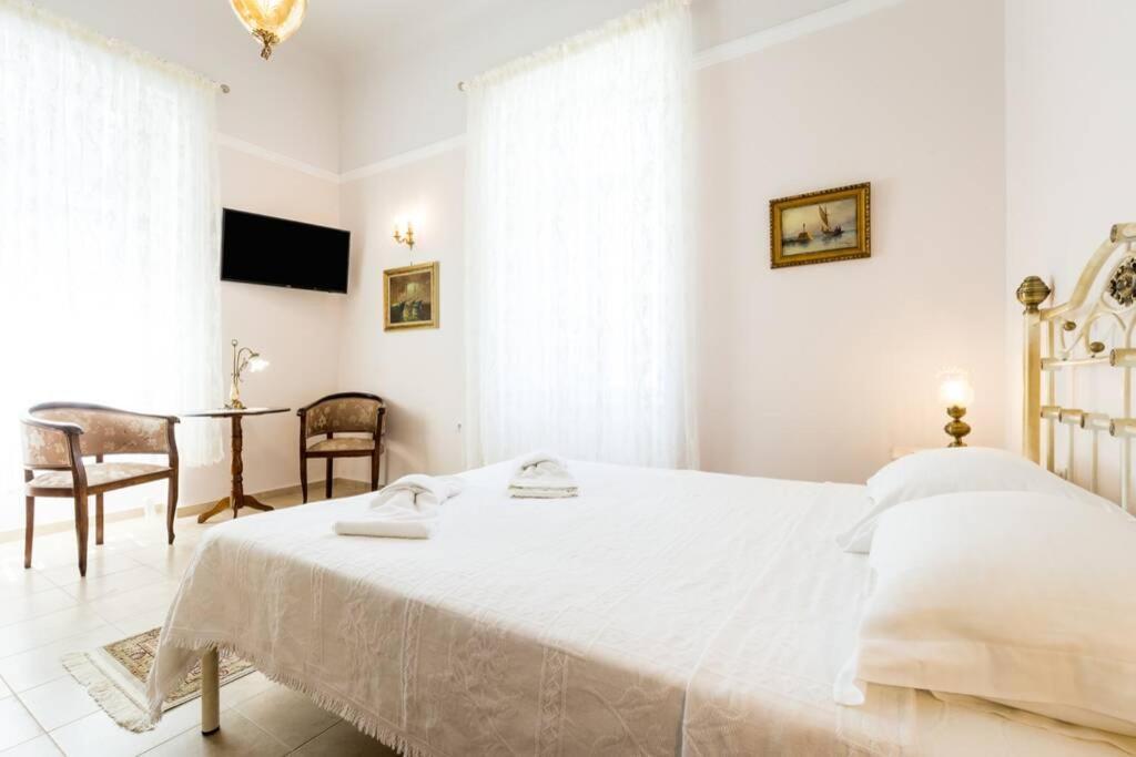 Neoclassical Flat With 2 Bedrooms In Pireu Exterior foto