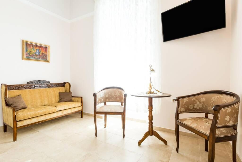 Neoclassical Flat With 2 Bedrooms In Pireu Exterior foto