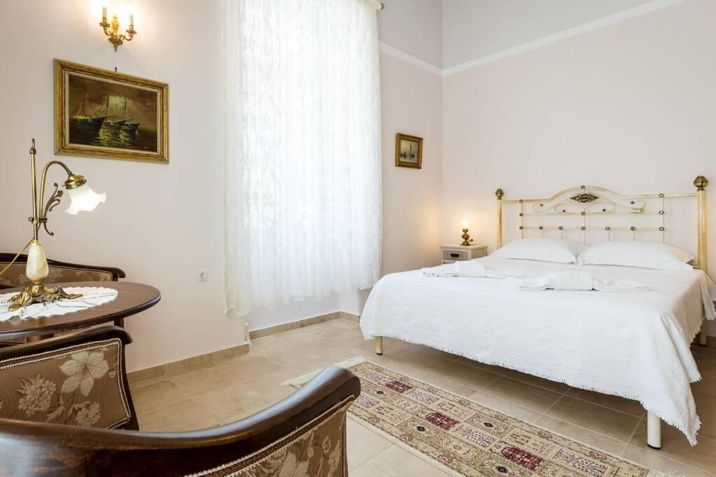Neoclassical Flat With 2 Bedrooms In Pireu Exterior foto