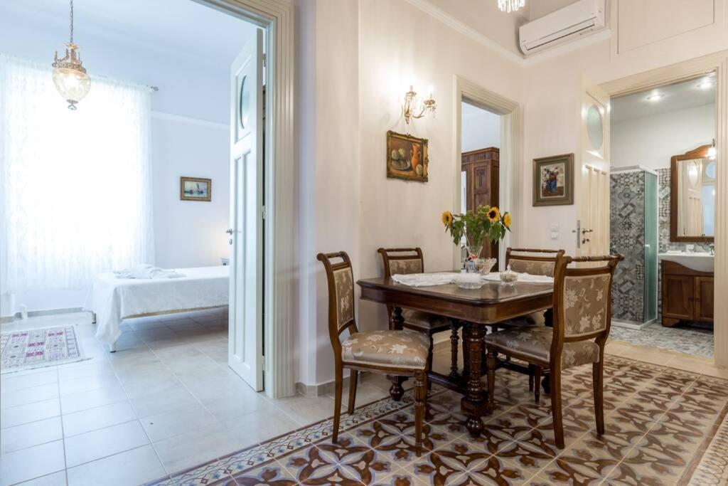 Neoclassical Flat With 2 Bedrooms In Pireu Exterior foto
