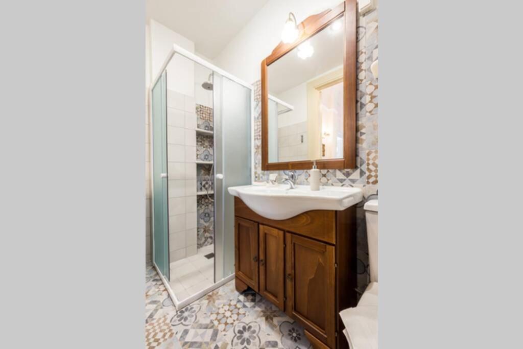 Neoclassical Flat With 2 Bedrooms In Pireu Exterior foto