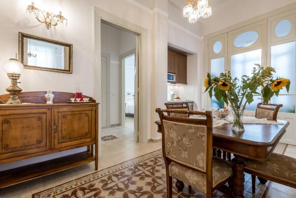 Neoclassical Flat With 2 Bedrooms In Pireu Exterior foto
