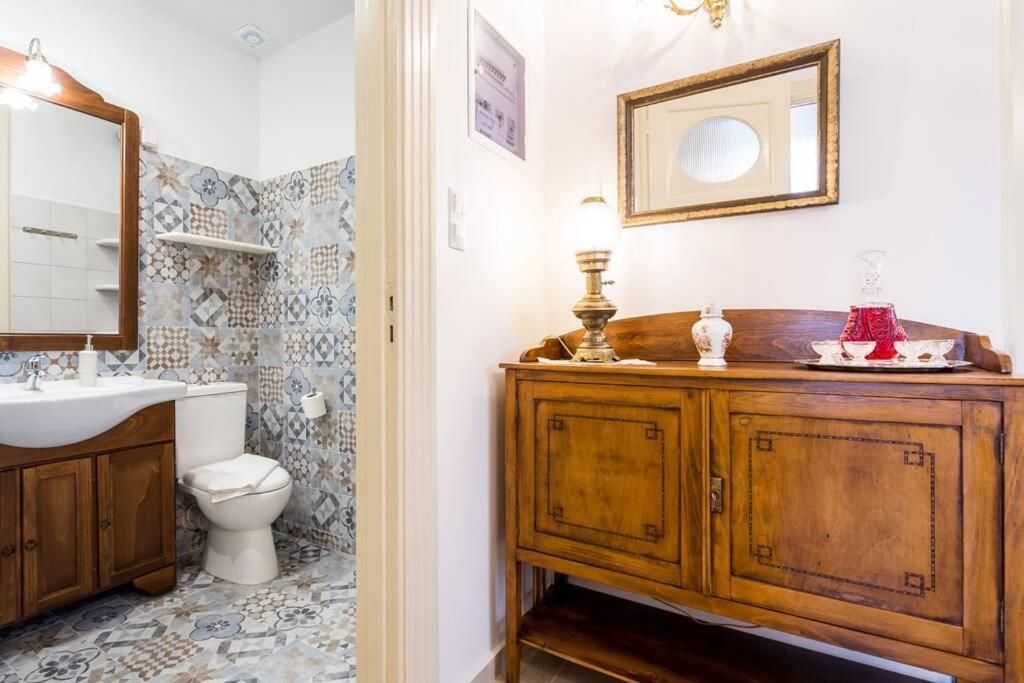 Neoclassical Flat With 2 Bedrooms In Pireu Exterior foto