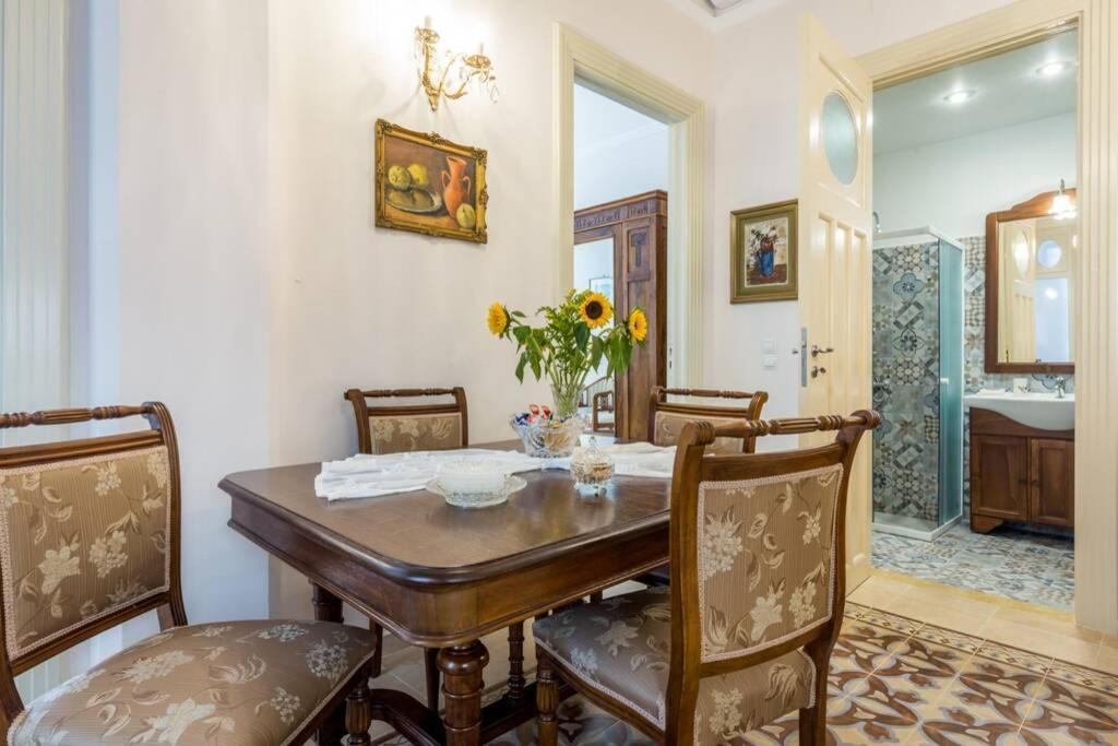 Neoclassical Flat With 2 Bedrooms In Pireu Exterior foto
