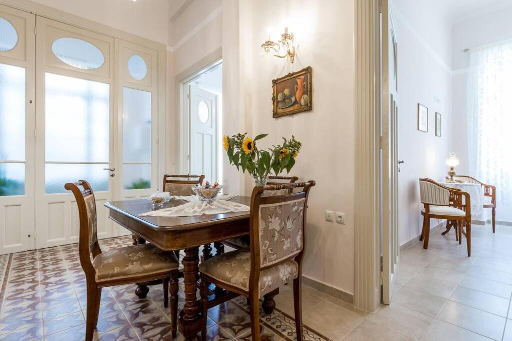 Neoclassical Flat With 2 Bedrooms In Pireu Exterior foto