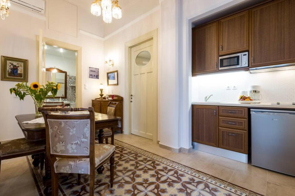 Neoclassical Flat With 2 Bedrooms In Pireu Exterior foto